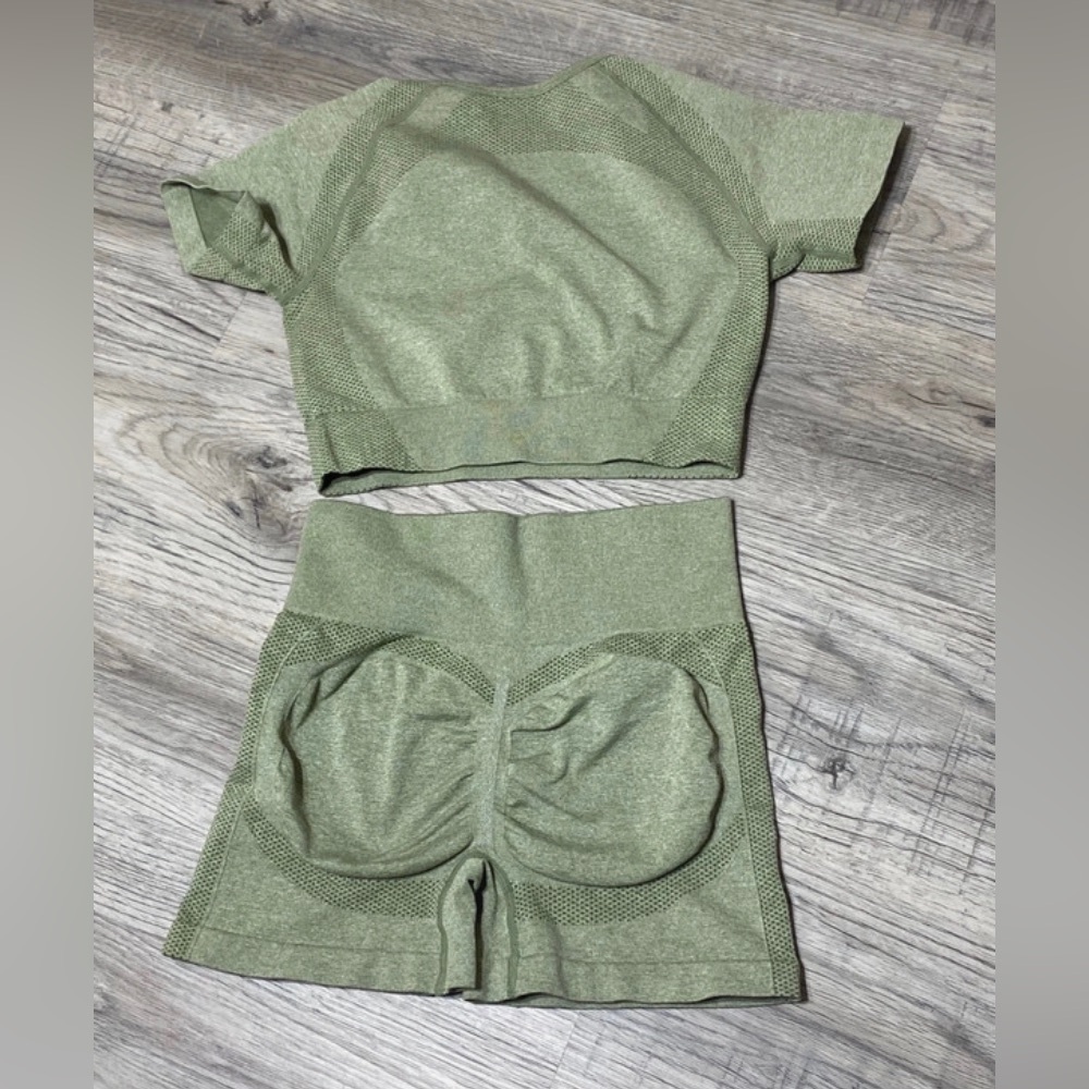 Green gym clothes !! I